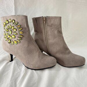 Joan Boyce Vintage Camel Brown Kitten Heel Ankle Boots Rhinestone Flower Size 8